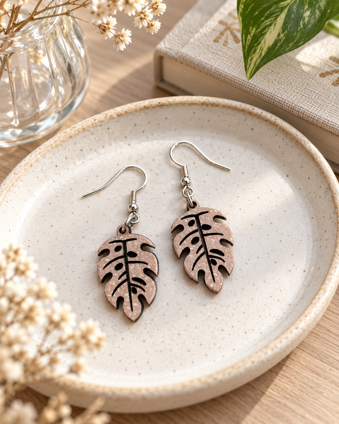 Monstera Deliciosa – Ohrhänger in Naturbraun